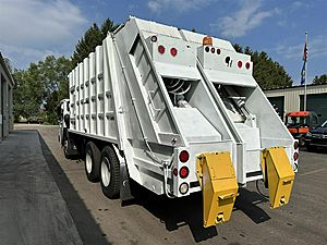 2010 CCC LET2-46 - Refuse Truck