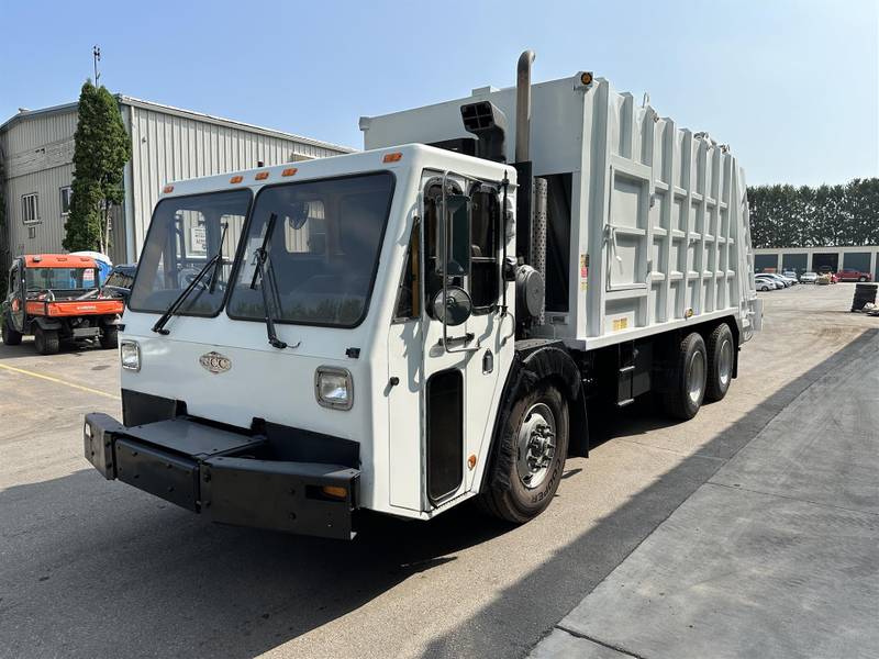 2010 CCC LET2-46 Refuse Truck