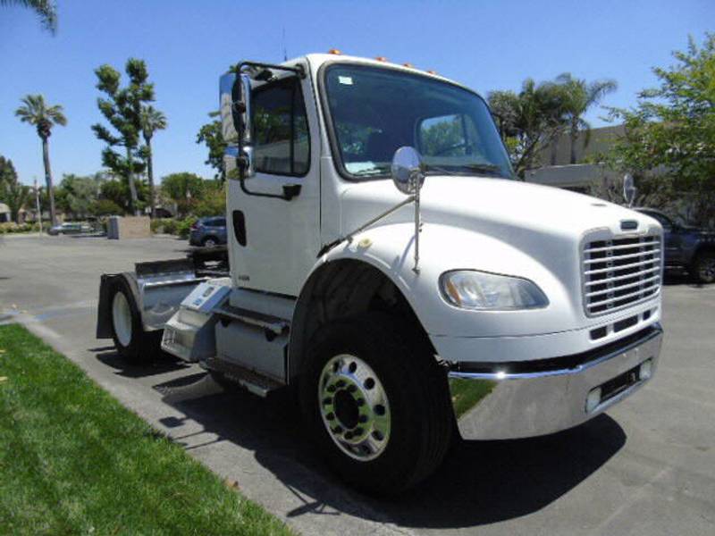 2012 Freightliner M2 2 AXLE TRACT
