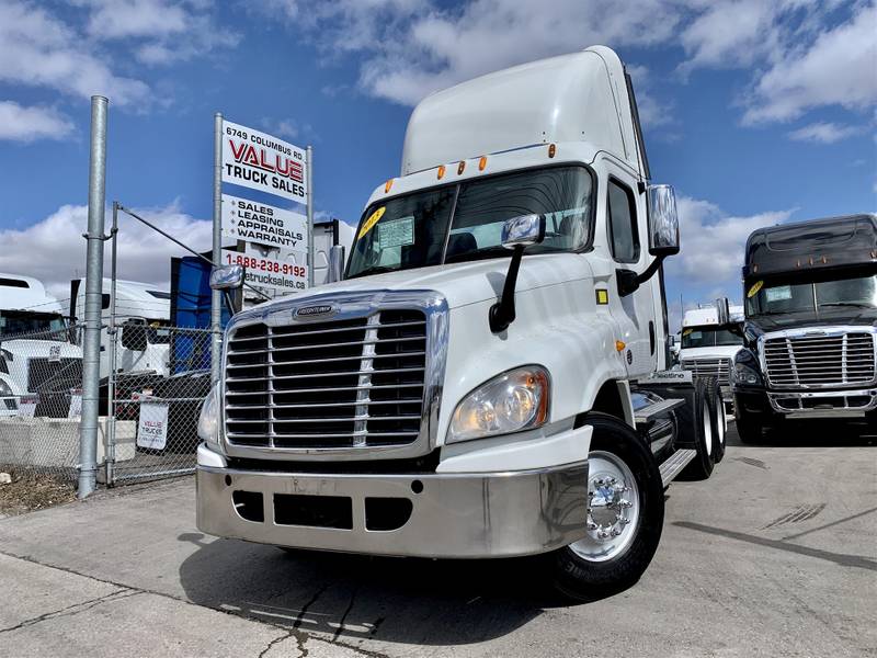 2013 Freightliner Cascadia Day Cab
