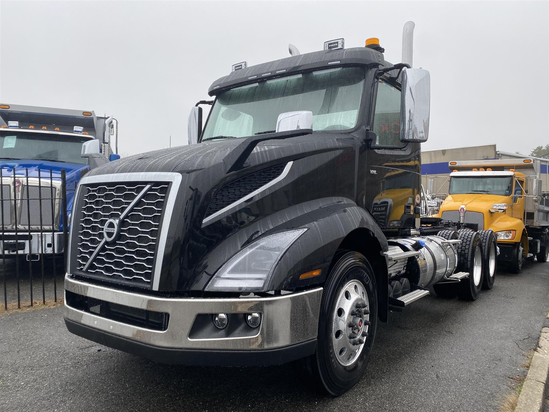 2021 Volvo VNL64T300 (For Sale) Day Cab NJ11318