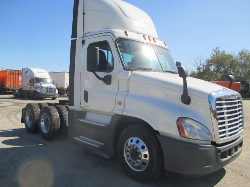 2015 Freightliner Cascadia (For Sale) | Day Cab Sleeper | #13560