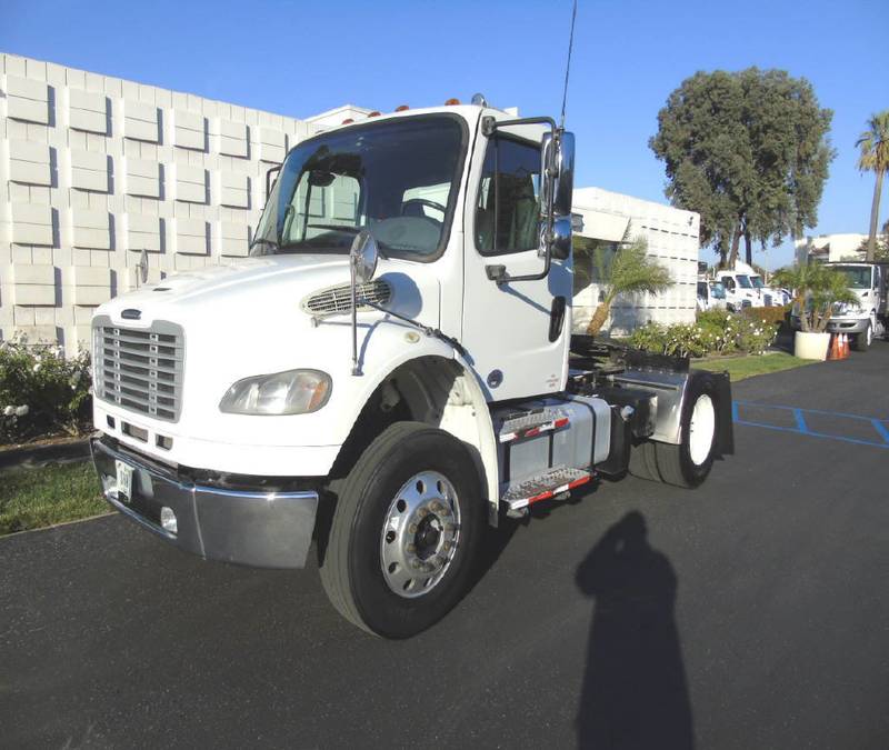 2013 Freightliner M2 2 AXLE TRACT
