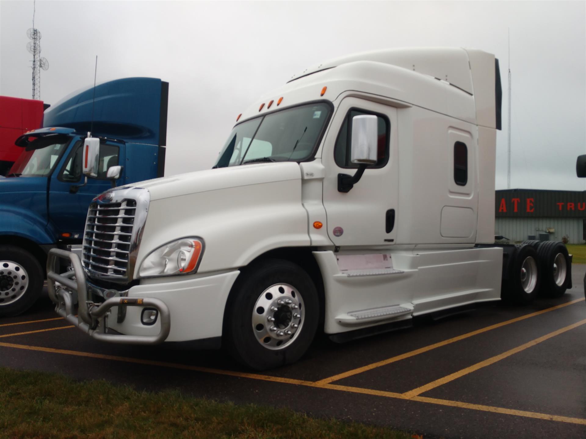 freightliner cascadia 125 mattress size