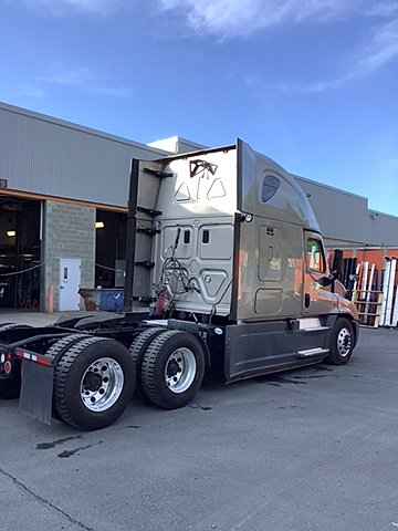 rc freightliner cascadia evo