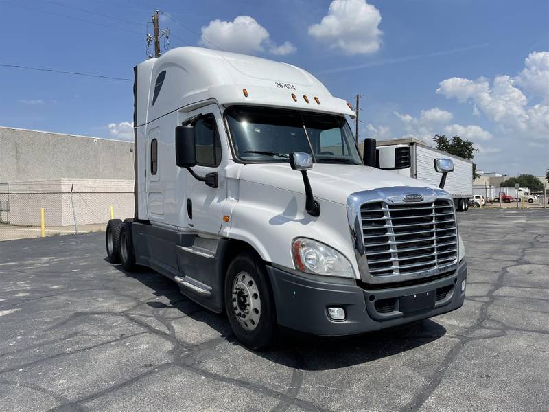 16 Freightliner Cascadia 125 For Sale Raised Roof Sleeper U8486