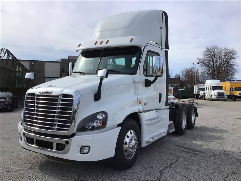 2018 Freightliner CASCADIA Day Cab