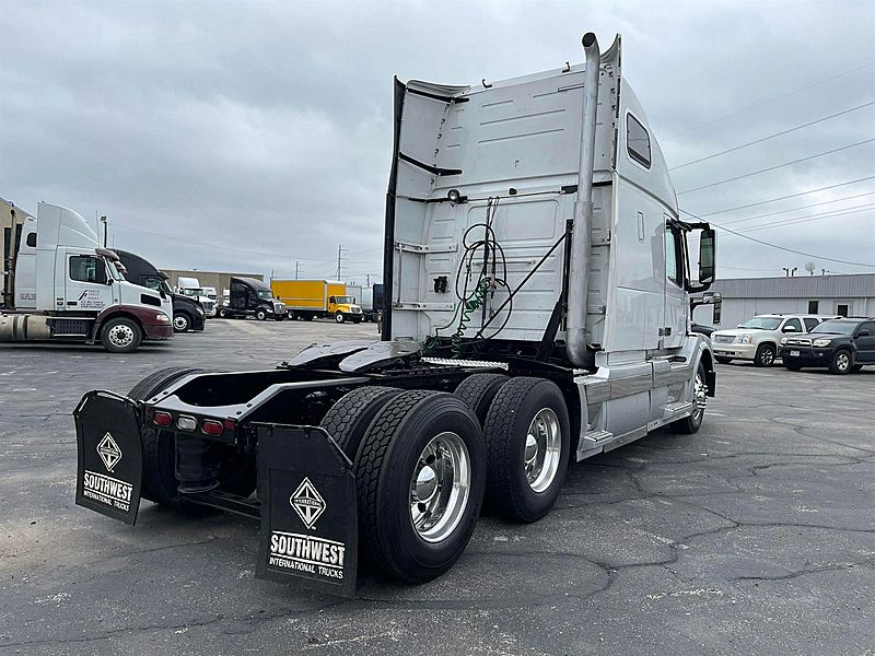 2013 Volvo VNL 670 (For Sale) 73" Sleeper U8902