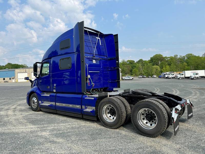 2025 Volvo VNL 860 (For Sale) 77" Sleeper AV1045