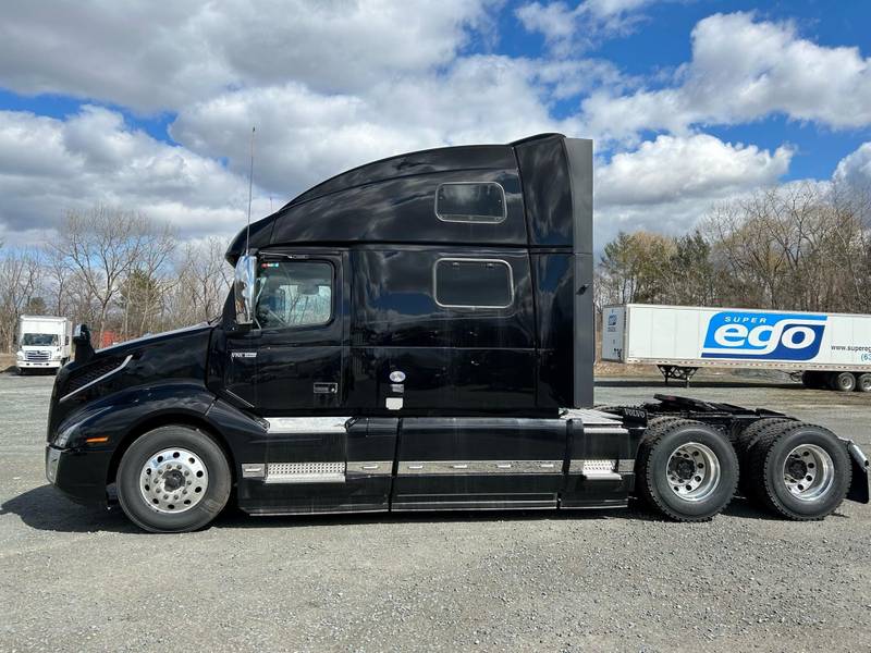 2024 Volvo VNL 860 (For Sale) 77" Sleeper AV1041