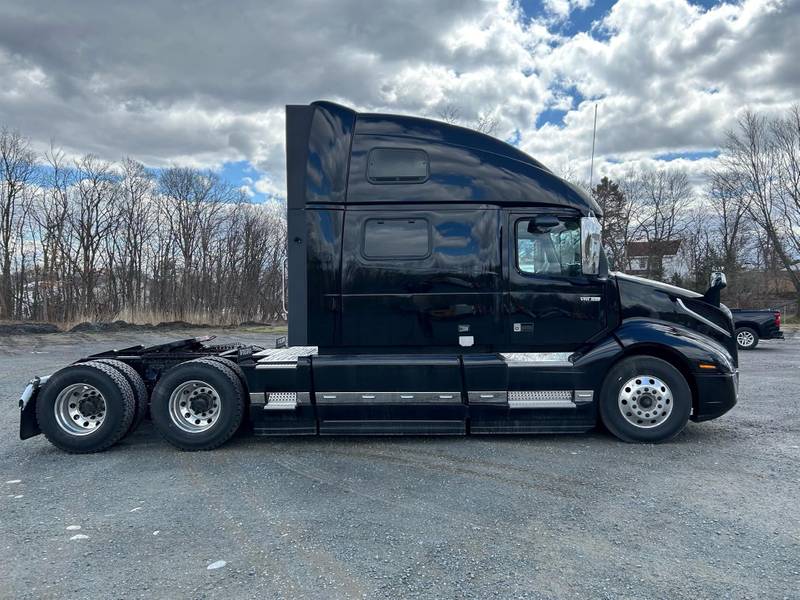 2025 Volvo VNL 860 (For Sale) 77" Sleeper AV1041