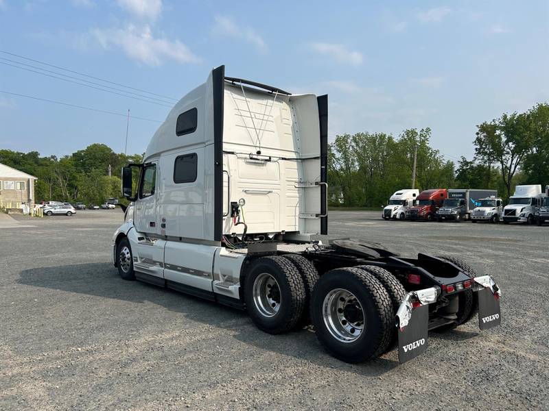 2024 Volvo VNL 860 (For Sale) 77" Sleeper AV1042