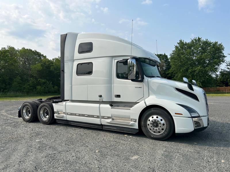 2024 Volvo VNL 860 (For Sale) 77" Sleeper AV1042