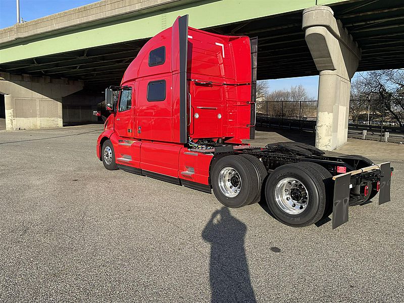 2023 Volvo VNL 860 (For Sale) 77" Sleeper NJ12181