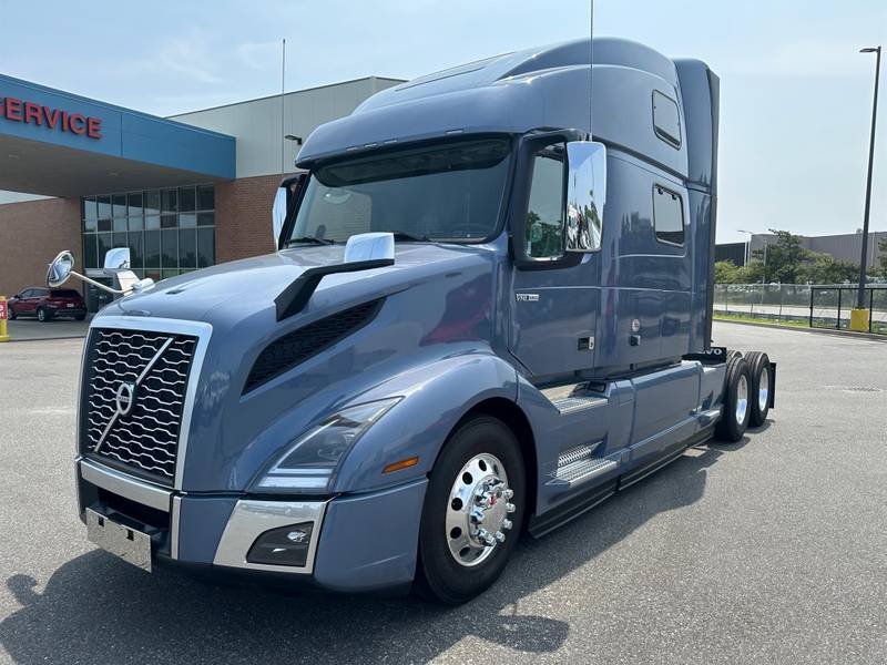 2024 Volvo VNL 860 (For Sale) 77" Sleeper NJ12229