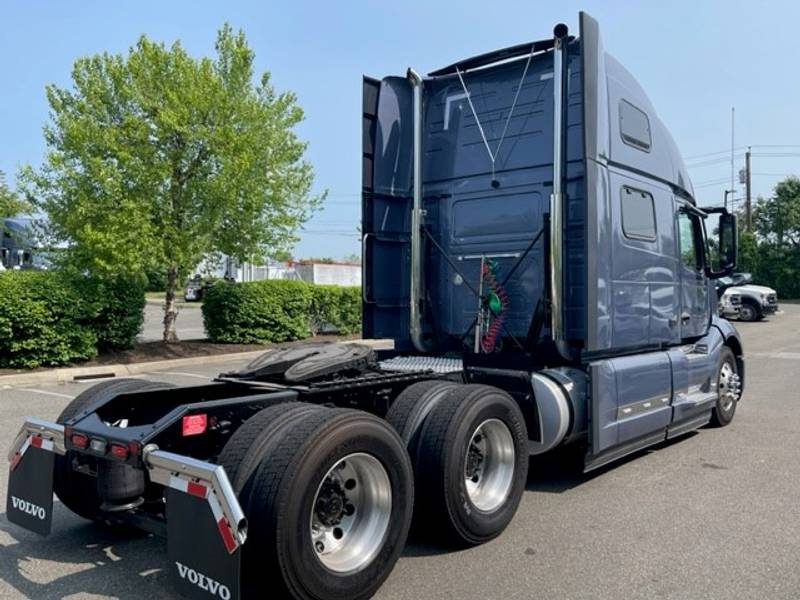 2024 Volvo VNL 860 (For Sale) 77" Sleeper HV687