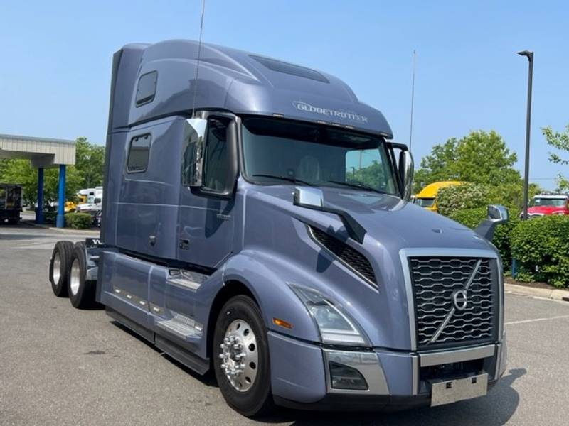 2025 Volvo VNL 860 (For Sale) 77" Sleeper HV687