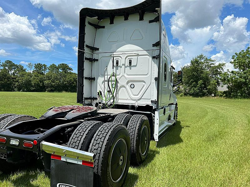 2023 Freightliner Cascadia (For Sale) 72" Sleeper UM0400