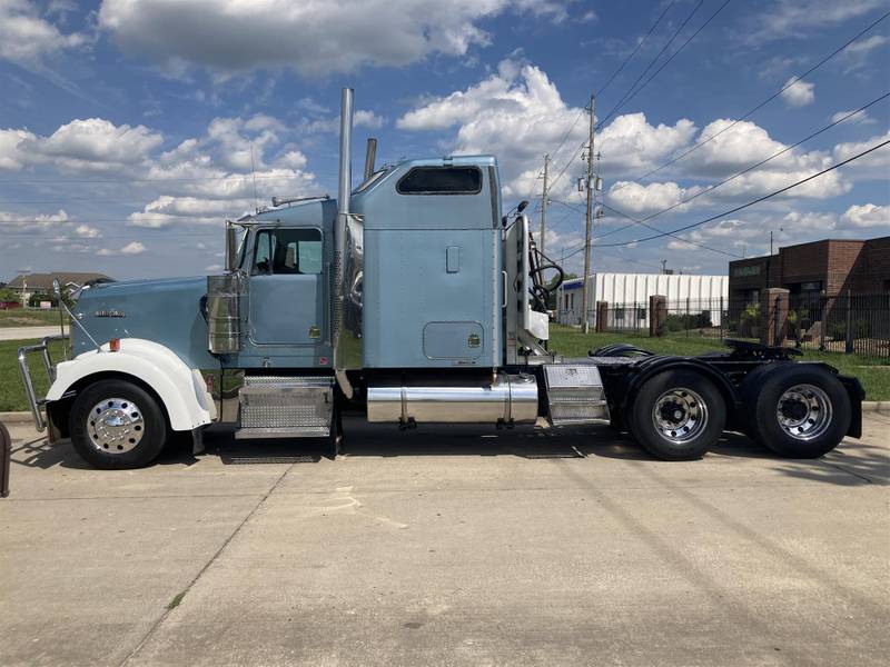 2005 Kenworth W900 (For Sale) | Mid Roof Sleeper | #5J082258