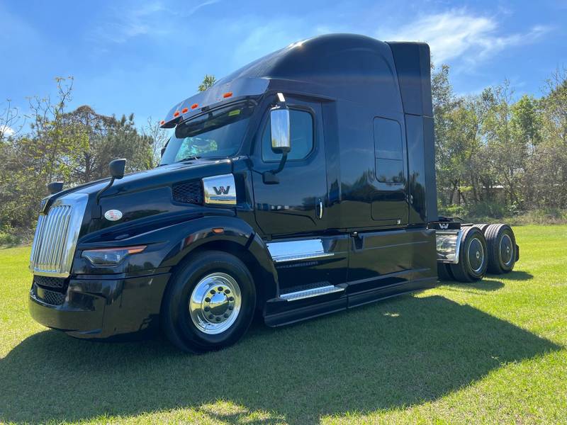 2024 Western Star 57X (For Sale) 72" Sleeper UW3247