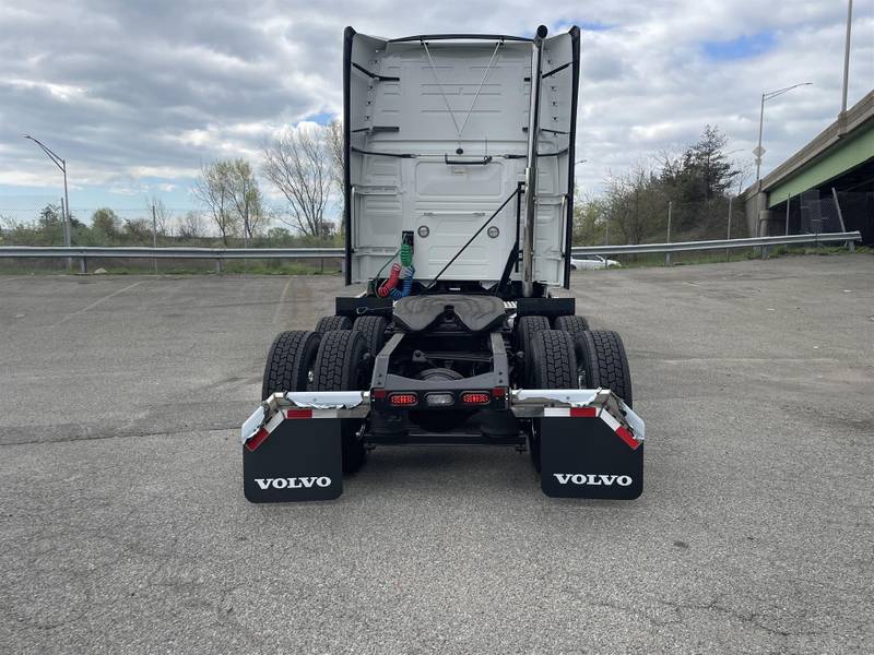 2024 Volvo VNL 760 (For Sale) 70" Sleeper YV1069