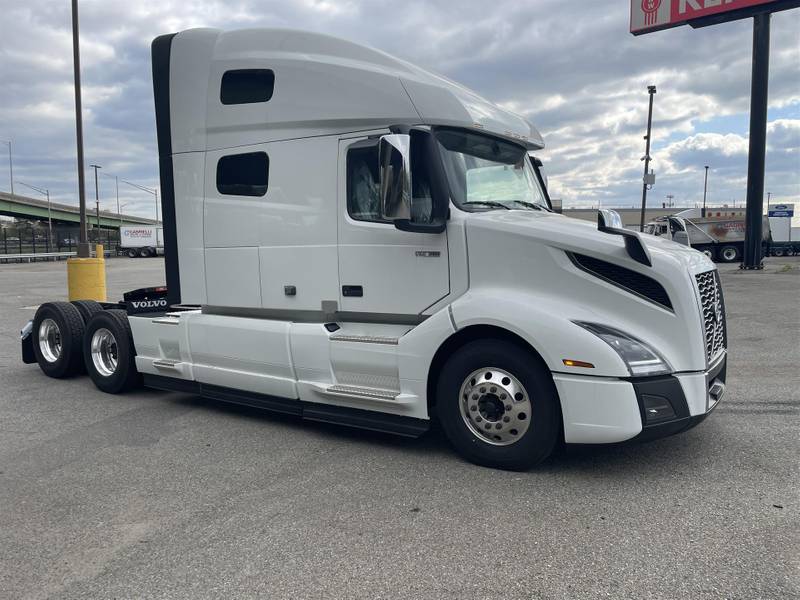 2025 Volvo VNL 760 (For Sale) 70" Sleeper YV1069