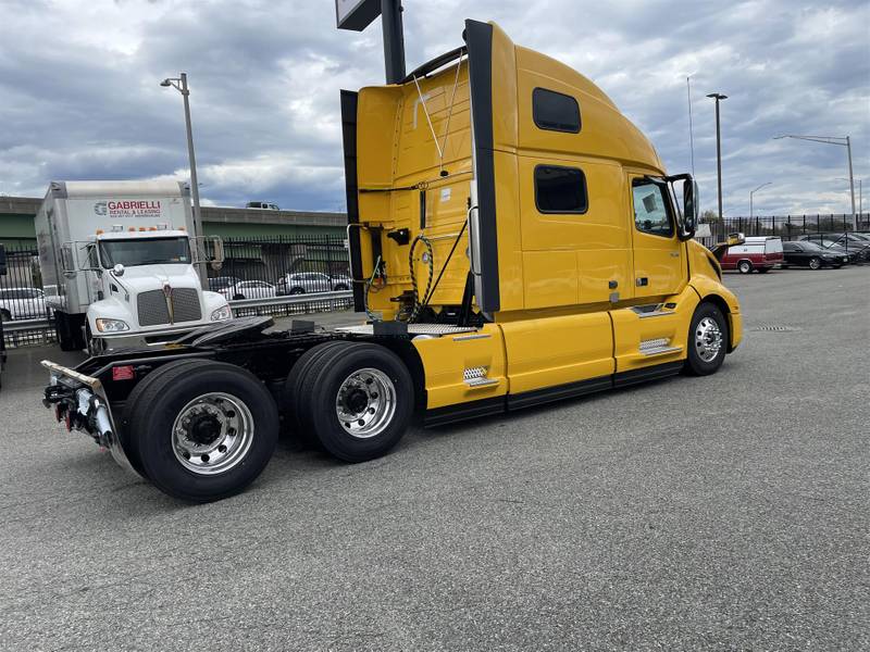 2024 Volvo VNL 860 (For Sale) 77" Sleeper NJ12255