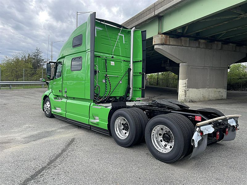 2025 Volvo VNL 860 (For Sale) 77" Sleeper NJ12250