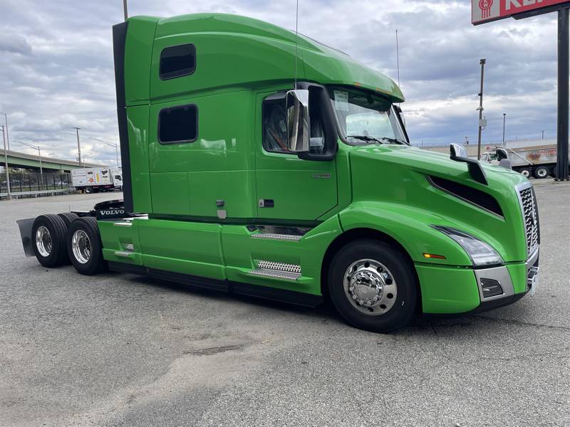 2025 Volvo VNL 860 (For Sale) 77" Sleeper NJ12250