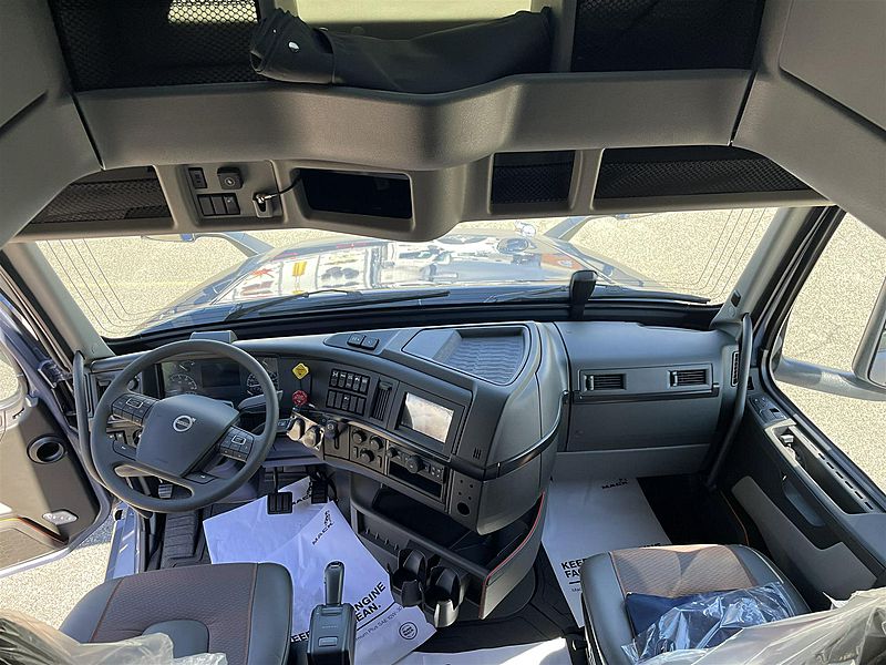 2024 Volvo VNL 860 (For Sale) 77" Sleeper NJ12253