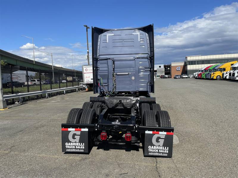 2024 Volvo VNL 860 (For Sale) 77" Sleeper NJ12253