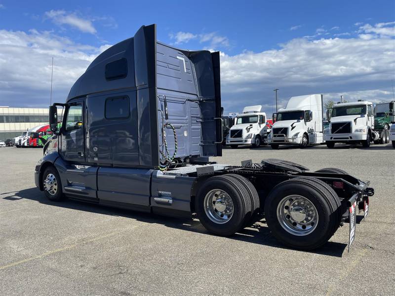 2025 Volvo VNL 860 (For Sale) 77" Sleeper NJ12252