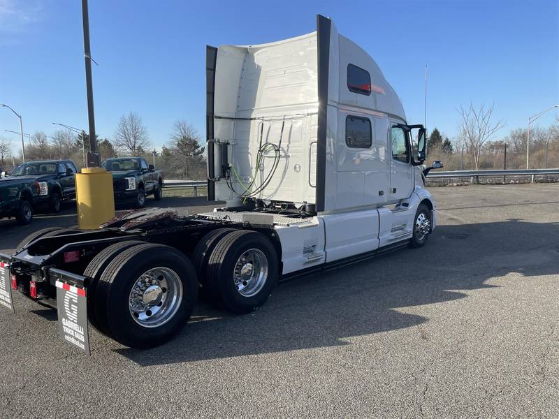 2025 Volvo VNL 860 (For Sale) 77" Sleeper NJ12251