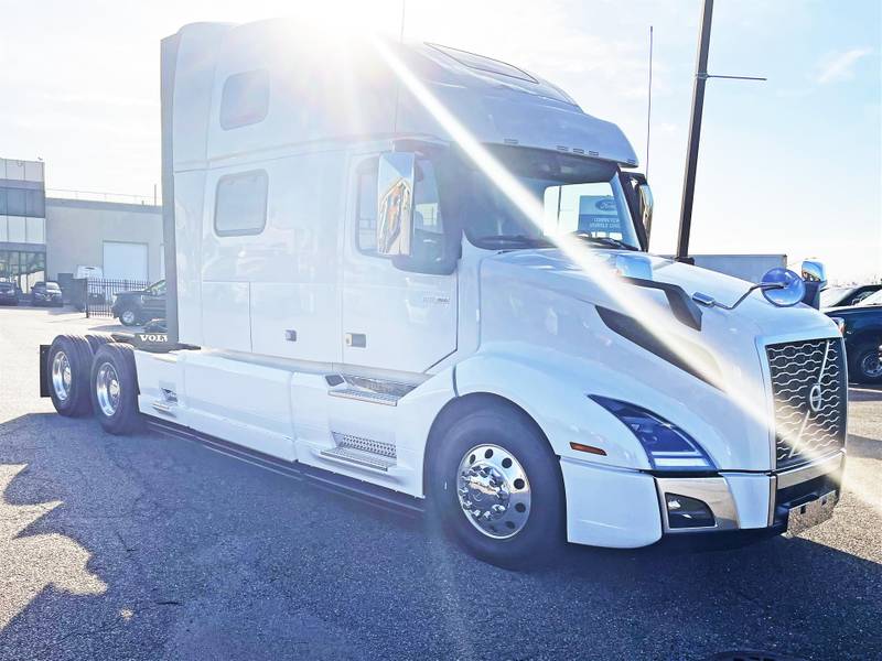 2024 Volvo VNL 860 (For Sale) 77" Sleeper NJ12251