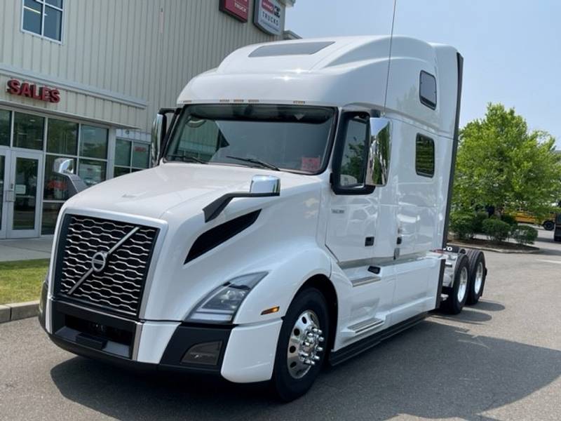 2024 Volvo VNL 860 (For Sale) 77" Sleeper HV695