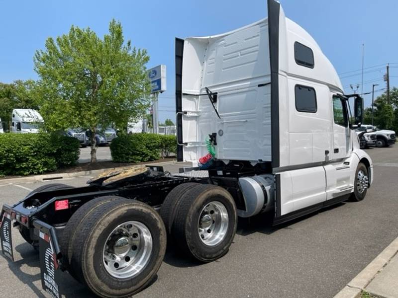 2024 Volvo VNL 860 (For Sale) 77" Sleeper HV695