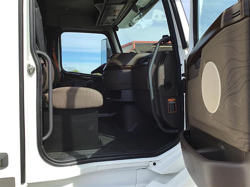 2017 Volvo VNL 630 (For Sale) 61" Sleeper 256784