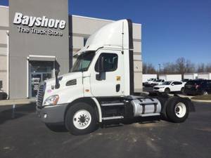 2013 Freightliner Cascadia 113 - Day Cab
