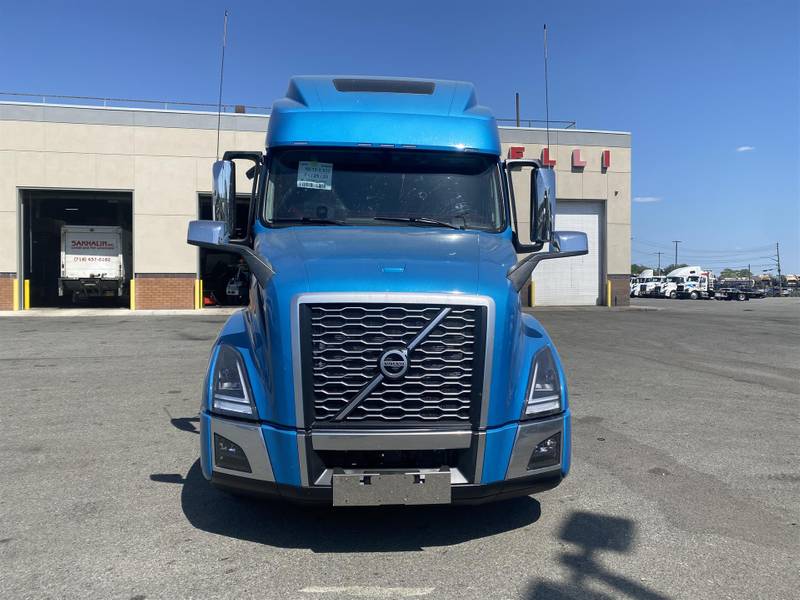 2025 Volvo VNL 860 (For Sale) 77" Sleeper NJ12381