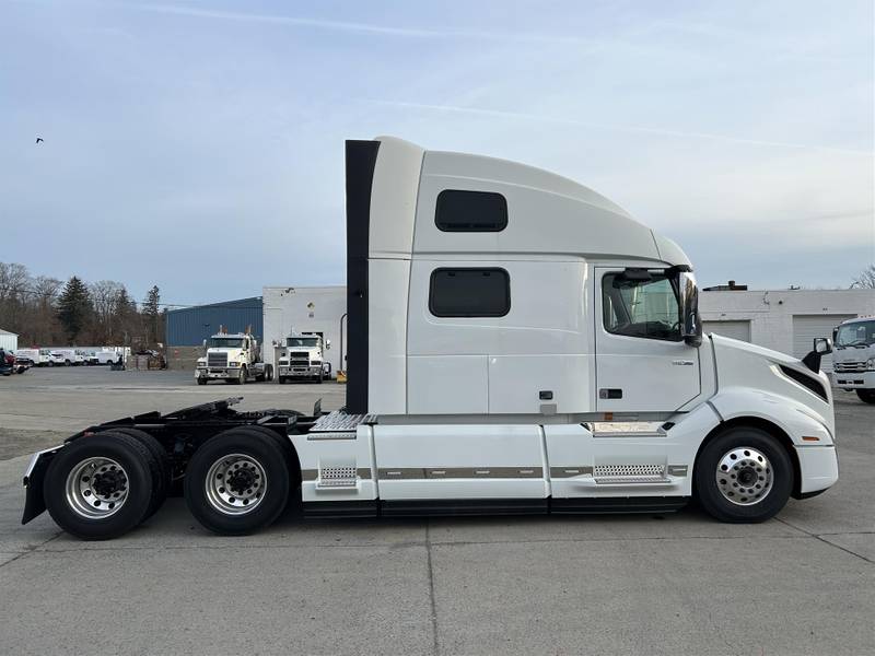 2024 Volvo VNL 860 (For Sale) 77" Sleeper AV1051