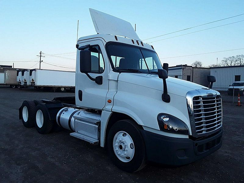 Amber LED Roof Clearance Lights For 2008-2019 Freightliner Cascadia Semi-Trucks (5-Pack)