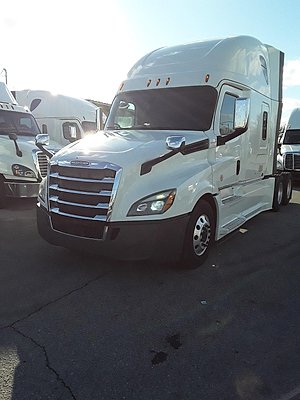 2020 Freightliner Cascadia - Sleeper Truck