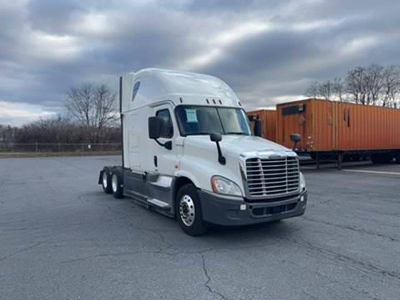 2018 Freightliner Cascadia Sleeper Truck
