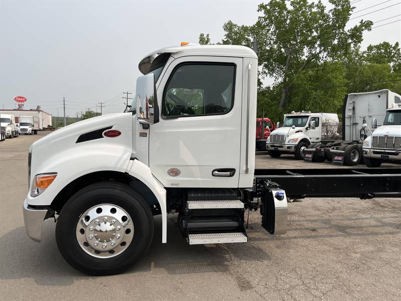 2024 Peterbilt 537 (For Sale) Cab & Chassis 30E605298