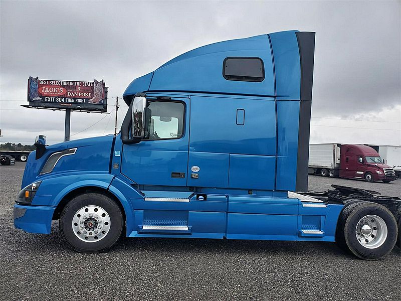2017 Volvo VNL 670 (For Sale) Sleeper Truck 10069