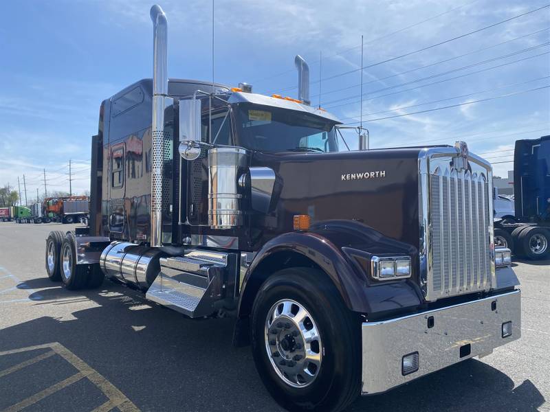 2025 Kenworth W900b