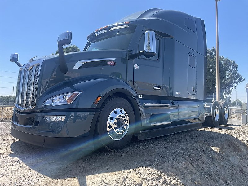 2025 Peterbilt 579 For Sale 80" Sleeper 1979 / 681817