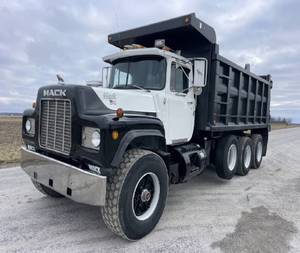 1989 Mack RD690 - Dump Truck
