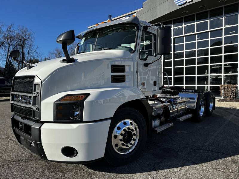 2025 Mack Pinnacle Day Cab