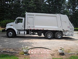 2005 Sterling 7500 - Rear Loader